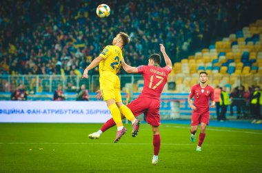 Kyiv, Ukrayna - 14 Ekim 2019: Oleksandr Karavaiev ve Goncalo Guedes, Uefa Euro 2020 ön eleme karşılaşması sırasında Portekiz, Ukrayna ile Ukrayna arasında oynanan karşılaşma