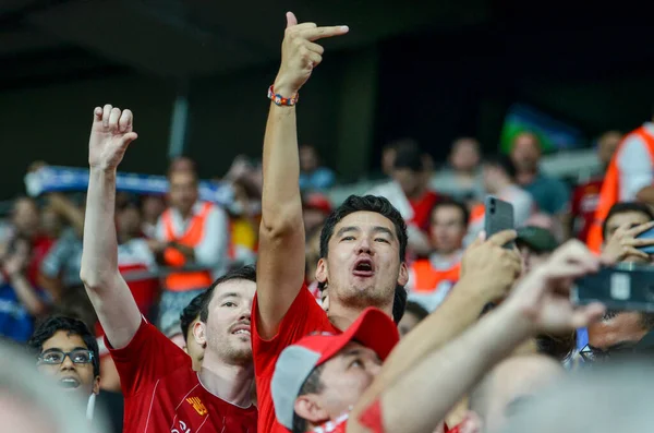 イスタンブール トルコ 8月14 2019 リバプールのファンは トルコのウォダフォンアリーナスタジアムで開催されたUefaスーパーカップ決勝戦で中指を示しています — ストック写真