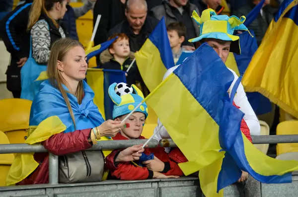 Kyiv Ucrania Octubre 2019 Los Aficionados Ucranianos Apoyan Equipo Estadio —  Fotos de Stock