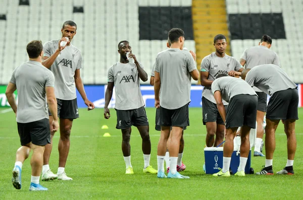 Stambuł Turcja Sierpnia 2019 Piłkarze Liverpoolu Piją Wodę Przed Meczem — Zdjęcie stockowe
