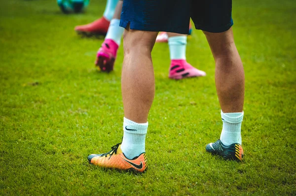 イスタンブール トルコ 8月14 2019 顔のない未知のサッカー選手によるサッカートレーニングセッション トルコのボーダフォンアリーナのボーダフォンパークでの足のクローズアップ — ストック写真