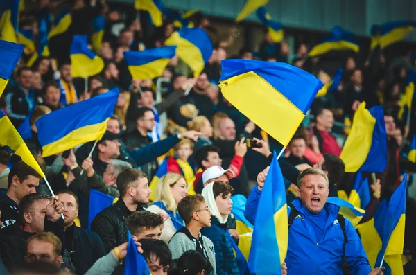 Kijów Ukraina Października 2019 Ukraińscy Kibice Wspierają Drużynę Stadionie Podczas — Zdjęcie stockowe