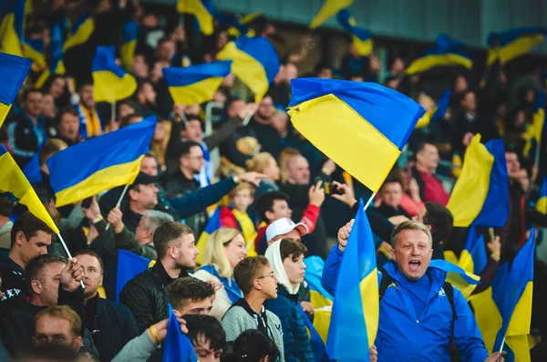 Kyiv Ukraine Outubro 2019 Torcedores Ucranianos Apoiam Equipe Estádio Durante — Fotografia de Stock