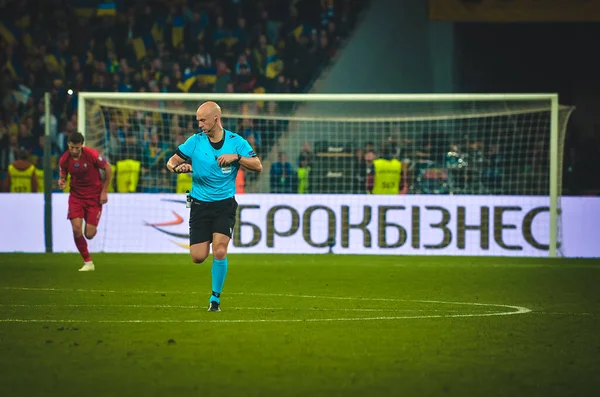 Kyiv Ukraine Octobre 2019 Juge Arbitre Anthony Taylor Regarde Horloge — Photo