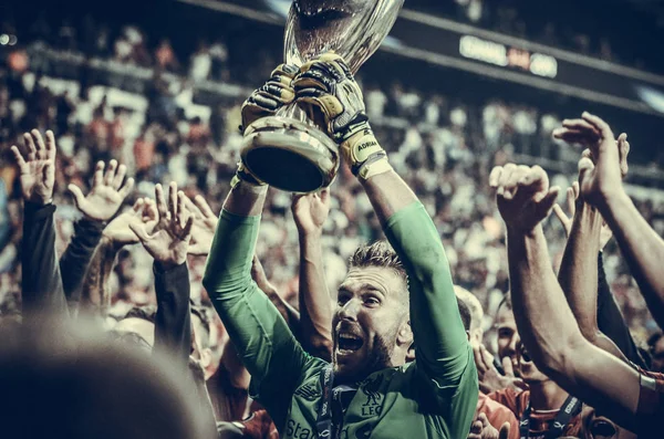 Istanbul Turkey August 2019 Adrian Celebrate Victory Hold Trophy Uefa — Stock Photo, Image