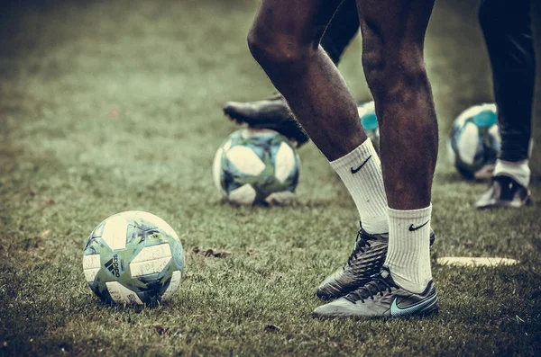 イスタンブール トルコ 8月14 2019 顔のない未知のサッカー選手によるボールでのサッカートレーニングセッション トルコのボーダフォンアリーナのボーダフォンパークでの足のクローズアップ — ストック写真