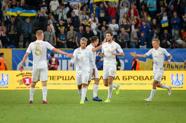 Dnipro, Ukrayna - 10 Eylül 2019: Ukrayna futbolcusu, Ukrayna milli takımı Ukrayna 'nın Nijerya ve Ukrayna' ya karşı oynadığı dostluk maçında attığı golü kutladı