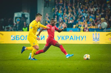 Kyiv, Ukrayna - 14 Ekim 2019: Bruma ve Ruslan Malinovskyi, Uefa Euro 2020 ön eleme karşılaşmasında Ukrayna milli takımı Ukrayna ile Portekiz milli takımı Ukrayna maçı sırasında