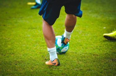 İstanbul, Türkiye - 14 Ağustos 2019: Türkiye 'nin Vodafone Arena kentindeki Vodafone Park' ta kimliği belirsiz futbolcuların futbol antrenmanı