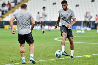İstanbul, Türkiye - 14 Ağustos 2019: Liverpool futbolcuları Uefa Süper Kupası Finalleri öncesinde Vodafone Arena, Türkiye 'deki Vodafone Park' ta Liverpool ve Chelsea arasında oynanan karşılaşma öncesi antrenman oturumu
