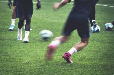 İstanbul, Türkiye - 14 Ağustos 2019: Uzun süre odakta kalmayan futbol antrenmanı, Vodafone Arena, Türkiye 'de bacaklar yakın çekim