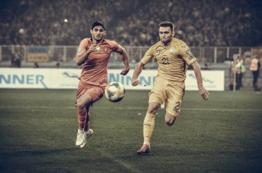 Kyiv, Ukrayna - 14 Ekim 2019: Oleksandr Karavaiev ve Goncalo Guedes, Uefa Euro 2020 ön eleme karşılaşması sırasında Portekiz, Ukrayna ile Ukrayna arasında oynanan karşılaşma