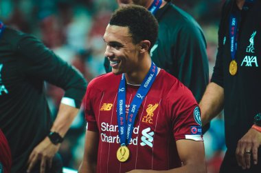 İstanbul, Türkiye - 14 Ağustos 2019: Trent Alexander-Arnold altın madalyayla