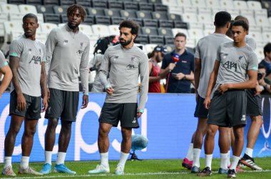 İstanbul, Türkiye - 14 Ağustos 2019: Liverpool futbolcuları Uefa Süper Kupası Finalleri öncesinde Vodafone Arena, Türkiye 'deki Vodafone Park' ta Liverpool ve Chelsea arasında oynanan karşılaşma öncesi antrenman oturumu