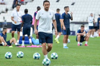 İstanbul, Türkiye - 14 Ağustos 2019: Vodafone Park, Türkiye 'de Liverpool ile Chelsea arasında oynanan Uefa Süper Kupası Finalleri öncesinde teknik direktör Frank Lampard topla oynadı