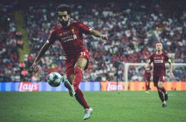 İstanbul, Türkiye - 14 Ağustos 2019: Türkiye 'nin Vodafone Arena kentindeki Vodafone Park' ta Liverpool ile Chelsea arasında oynanan Uefa Süper Kupası Finalleri sırasında Muhammed Salah