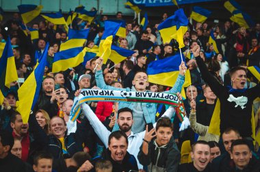 Kyiv, Ukrayna - 14 Ekim 2019: Ukraynalı taraftarlar Uefa Euro 2020 ön eleme karşılaşmasında Ukrayna ile Portekiz, Ukrayna arasında oynanan karşılaşmada stadyumda takımı destekliyorlar