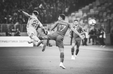 Kyiv, Ukrayna - 14 Ekim 2019: Oleksandr Karavaiev ve Goncalo Guedes, Uefa Euro 2020 ön eleme karşılaşması sırasında Portekiz, Ukrayna ile Ukrayna arasında oynanan karşılaşma