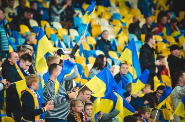 Kyiv, Ukrayna - 14 Ekim 2019: Ukraynalı taraftarlar Uefa Euro 2020 ön eleme karşılaşmasında Ukrayna ile Portekiz, Ukrayna arasında oynanan karşılaşmada stadyumda takımı destekliyorlar