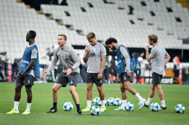 İstanbul, Türkiye - 14 Ağustos 2019: Liverpool futbolcuları Uefa Süper Kupası Finalleri öncesinde Vodafone Arena, Türkiye 'deki Vodafone Park' ta Liverpool ve Chelsea arasında oynanan karşılaşma öncesi antrenman oturumu