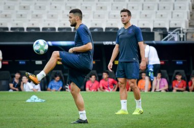İstanbul, Türkiye - 14 Ağustos 2019: Türkiye 'nin Vodafone Park kentinde oynanan Uefa Süper Kupası Finalleri öncesinde Cesar Azpilicueta Mateo Kovaciç
