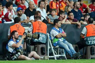 İstanbul, Türkiye - 14 Ağustos 2019: Uefa Süper Kupa Finalleri sırasında Türkiye 'nin Vodafone Arena kentindeki Vodafone Park' ta Liverpool ile Chelsea arasında oynanan maçta fotoğrafçı fotoğrafı çekti