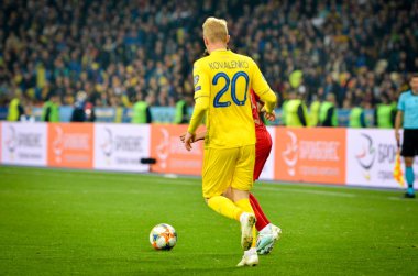Kyiv, Ukrayna - 14 Ekim 2019: Uefa Euro 2020 ön eleme karşılaşmasında Viktor Kovalenko oyuncusu Ukrayna milli takımı Ukrayna ile Ukrayna milli takımı arasında oynanan karşılaşma