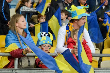 Kyiv, Ukrayna - 14 Ekim 2019: Ukraynalı taraftarlar Uefa Euro 2020 ön eleme karşılaşmasında Ukrayna ile Portekiz, Ukrayna arasında oynanan karşılaşmada stadyumda takımı destekliyorlar