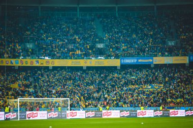 Kyiv, Ukrayna - 14 Ekim 2019: Ukraynalı taraftarlar Uefa Euro 2020 ön eleme karşılaşmasında Ukrayna ile Portekiz, Ukrayna arasında oynanan karşılaşmada stadyumda takımı destekliyorlar