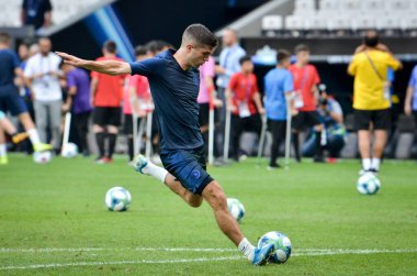 İstanbul, Türkiye - 14 Ağustos 2019: Christian Pulisiç, Türkiye 'nin Vodafone Arena kentindeki Vodafone Park' ta Liverpool ile Chelsea arasında oynanan Uefa Süper Kupa Finalleri öncesinde futbolcuların antrenman oturumuna katıldı.
