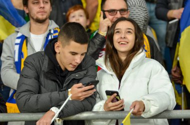 Kyiv, Ukrayna - 14 Ekim 2019: Ukraynalı taraftarlar Uefa Euro 2020 ön eleme karşılaşmasında Ukrayna ile Portekiz, Ukrayna arasında oynanan karşılaşmada stadyumda takımı destekliyorlar