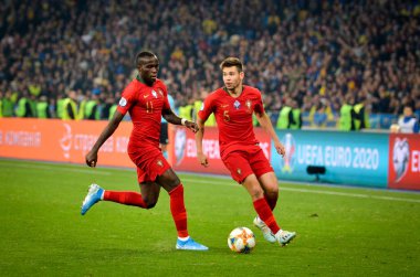 Kyiv, Ukrayna - 14 Ekim 2019: Uefa Euro 2020 ön eleme karşılaşmasında Ukrayna milli takımı Ukrayna ile Ukrayna milli takımı Ukrayna maçı sırasında Raphael Guerreiro ve Bruma