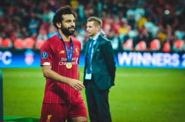 İstanbul, Türkiye - 14 Ağustos 2019: Türkiye 'nin Vodafone Park kentinde oynanan Uefa Süper Kupası Finalleri sırasında Muhammed Salah altın madalyayla ödüllendirildi