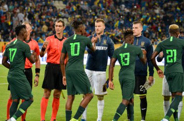 Dnipro, Ukrayna - 10 Eylül 2019: Nijerya milli takımı Ukrayna ile Ukrayna milli takımı arasında oynanan dostluk maçı sırasında Nijerya futbol takımı el sıkışıyor