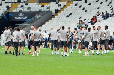 İstanbul, Türkiye - 14 Ağustos 2019: Liverpool futbolcuları Uefa Süper Kupası Finalleri öncesinde Vodafone Arena, Türkiye 'deki Vodafone Park' ta Liverpool ve Chelsea arasında oynanan karşılaşma öncesi antrenman oturumu