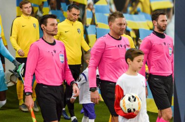 Lviv, Ukrayna - 28 Kasım 2019: Alexandria (Ukrayna) ile Wolfsburg (Almanya) arasındaki Uefa Avrupa Ligi karşılaşmasında hakem Manuel Schuttengruber oyuncu