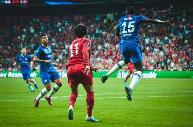 İstanbul, Türkiye - 14 Ağustos 2019: Türkiye 'nin Vodafone Arena kentindeki Vodafone Park' ta Liverpool ile Chelsea arasında oynanan Uefa Süper Kupası Finalleri sırasında Muhammed Salah ve Kurt Zouma