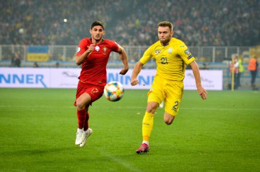Kyiv, Ukrayna - 14 Ekim 2019: Oleksandr Karavaiev ve Goncalo Guedes, Uefa Euro 2020 ön eleme karşılaşması sırasında Portekiz, Ukrayna ile Ukrayna arasında oynanan karşılaşma
