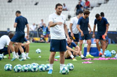 İstanbul, Türkiye - 14 Ağustos 2019: Vodafone Park, Türkiye 'de Liverpool ile Chelsea arasında oynanan Uefa Süper Kupası Finalleri öncesinde teknik direktör Frank Lampard topla oynadı