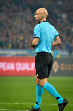 Kyiv, Ukrayna - 14 Ekim 2019: Uefa Euro 2020 ön eleme karşılaşmasında Ukrayna milli takımı Ukrayna milli takımı Ukrayna ile oynanan maçta Yargıç Anthony Taylor