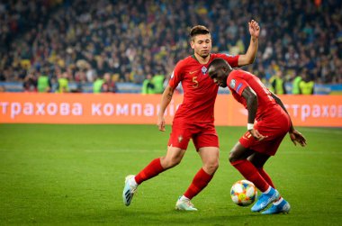 Kyiv, Ukrayna - 14 Ekim 2019: Uefa Euro 2020 ön eleme karşılaşmasında Ukrayna milli takımı Ukrayna ile Ukrayna milli takımı Ukrayna maçı sırasında Raphael Guerreiro ve Bruma