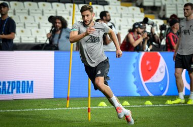 İstanbul, Türkiye - 14 Ağustos 2019: Adam Lallana ve oyuncuların Uefa Süper Kupası Finalleri öncesinde Vodafone Arena, Türkiye 'deki Vodafone Park' ta Liverpool ve Chelsea arasında oynanan karşılaşma öncesi antrenman oturumu
