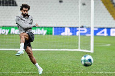 İstanbul, Türkiye - 14 Ağustos 2019: Türkiye 'nin Vodafone Arena kentindeki Vodafone Parkı' nda Liverpool ile Chelsea arasında oynanan Uefa Süper Kupası Finalleri öncesinde Muhammed Salah