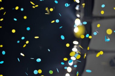 Kyiv, Ukrayna - 14 Ekim 2019: Ukrayna 'nın sarı-mavi renkli stadyumdaki zaferinin şerefine konfeti ve havai fişekler