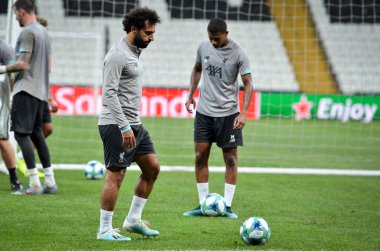 İstanbul, Türkiye - 14 Ağustos 2019: Türkiye 'nin Vodafone Arena kentindeki Vodafone Parkı' nda Liverpool ile Chelsea arasında oynanan Uefa Süper Kupası Finalleri öncesinde Muhammed Salah