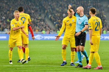 Kyiv, Ukrayna - 14 Ekim 2019: Yargıç Anthony Taylor Uefa Euro 2020 ön eleme karşılaşmasında Ukrayna 'nın kapılarına Portekiz, Ukrayna' ya karşı penaltı verdi.