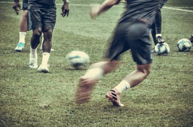 İstanbul, Türkiye - 14 Ağustos 2019: Uzun süre odakta kalmayan futbol antrenmanı, Vodafone Arena, Türkiye 'de bacaklar yakın çekim
