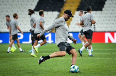 İstanbul, Türkiye - 14 Ağustos 2019: Teknik direktör Jurgen Klopp, Liverpool ile Chelsea arasında Vodafone Arena, Türkiye 'deki Vodafone Park' ta oynanan Uefa Süper Kupası Finalleri öncesinde topa vurdu