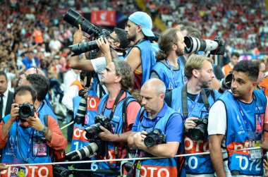 İstanbul, Türkiye - 14 Ağustos 2019: Fotoğrafçılar ve gazeteciler, Türkiye 'nin Vodafone Arena kentindeki Vodafone Parkı' nda Liverpool ile Chelsea arasında oynanan Uefa Süper Kupa Finalleri sırasında fotoğraf çekip haber yaptılar