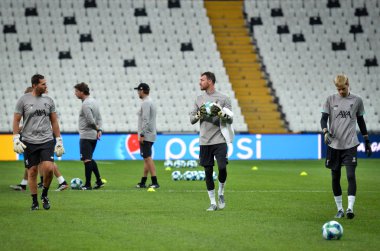 İstanbul, Türkiye - 14 Ağustos 2019: Liverpool Süper Kupası Finalleri öncesinde Vodafone Arena, Türkiye 'deki Vodafone Park' ta Liverpool ve Chelsea arasında oynanan Liverpool Süper Kupası kaleci antrenmanı